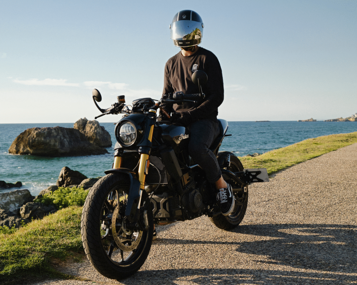 motard en bord de mer