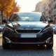 Peugeot 308 GT stationnée en ville en plein jour