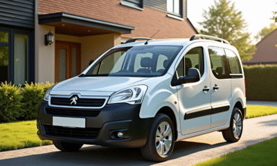 Voiture Peugeot Partner 5 places devant maison moderne en plein jour